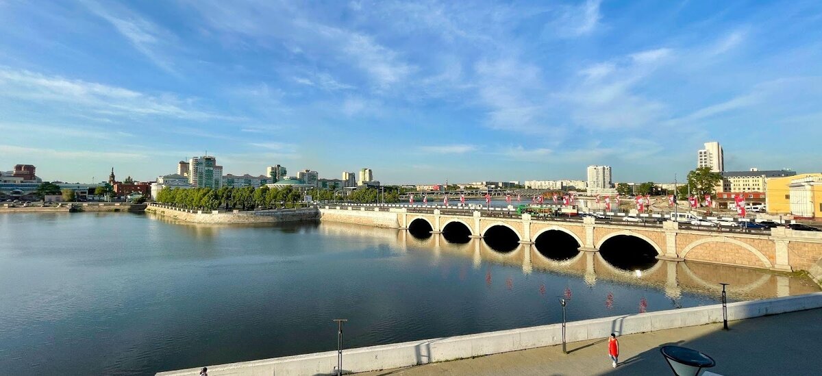 Вид на Троицкий мост. Vyacheslav Bukharov. Собственная работа, CC BY-SA 4.0, https://commons.wikimedia.org/w/index.php?curid=105642528
