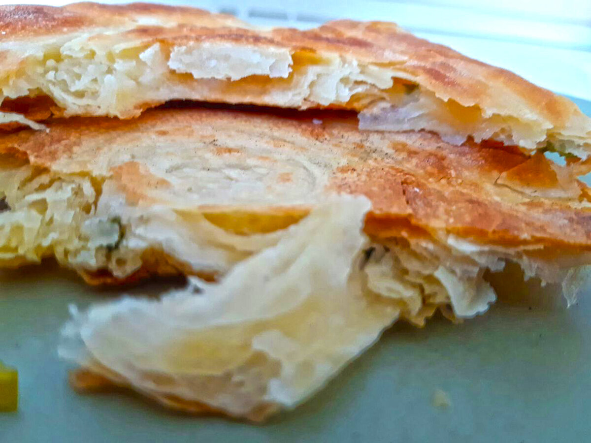 Тончайшие полупрозрачные слои теста, смазанного сливочным маслом, и хруст