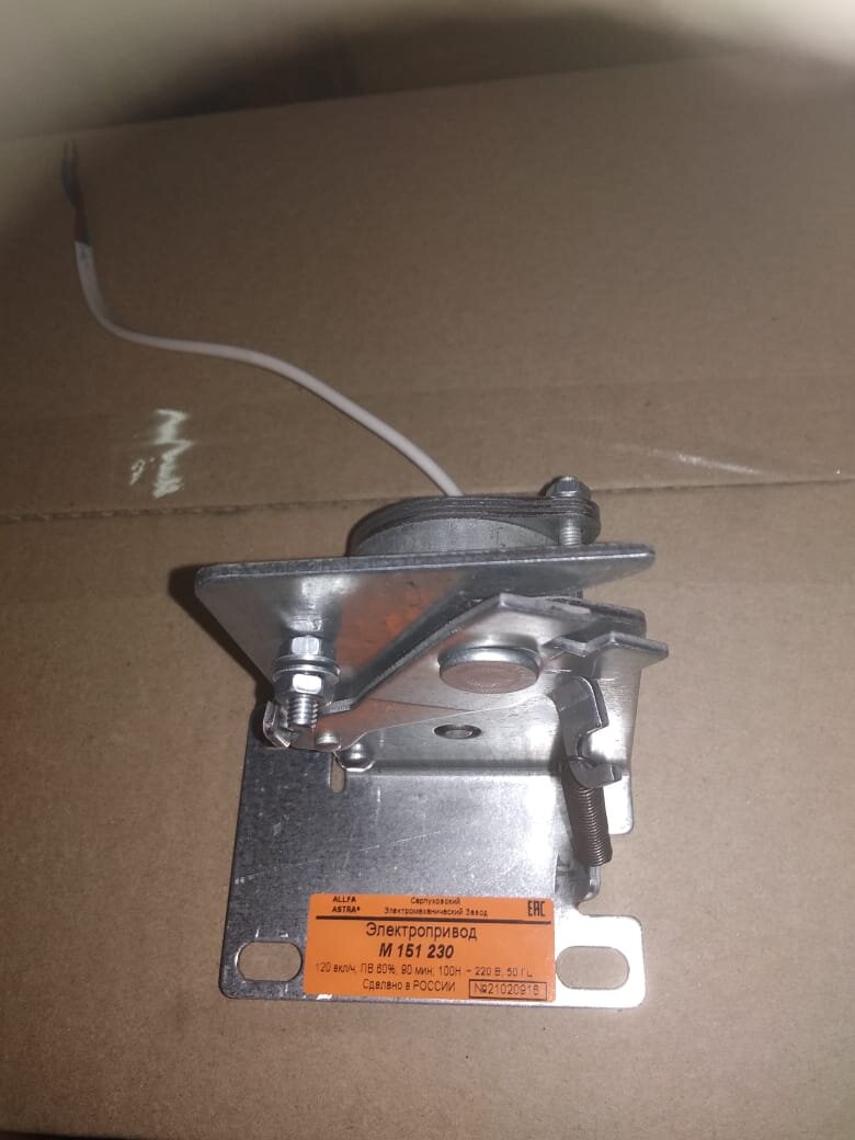 Вид на магнит сверху. Видна этикетка 