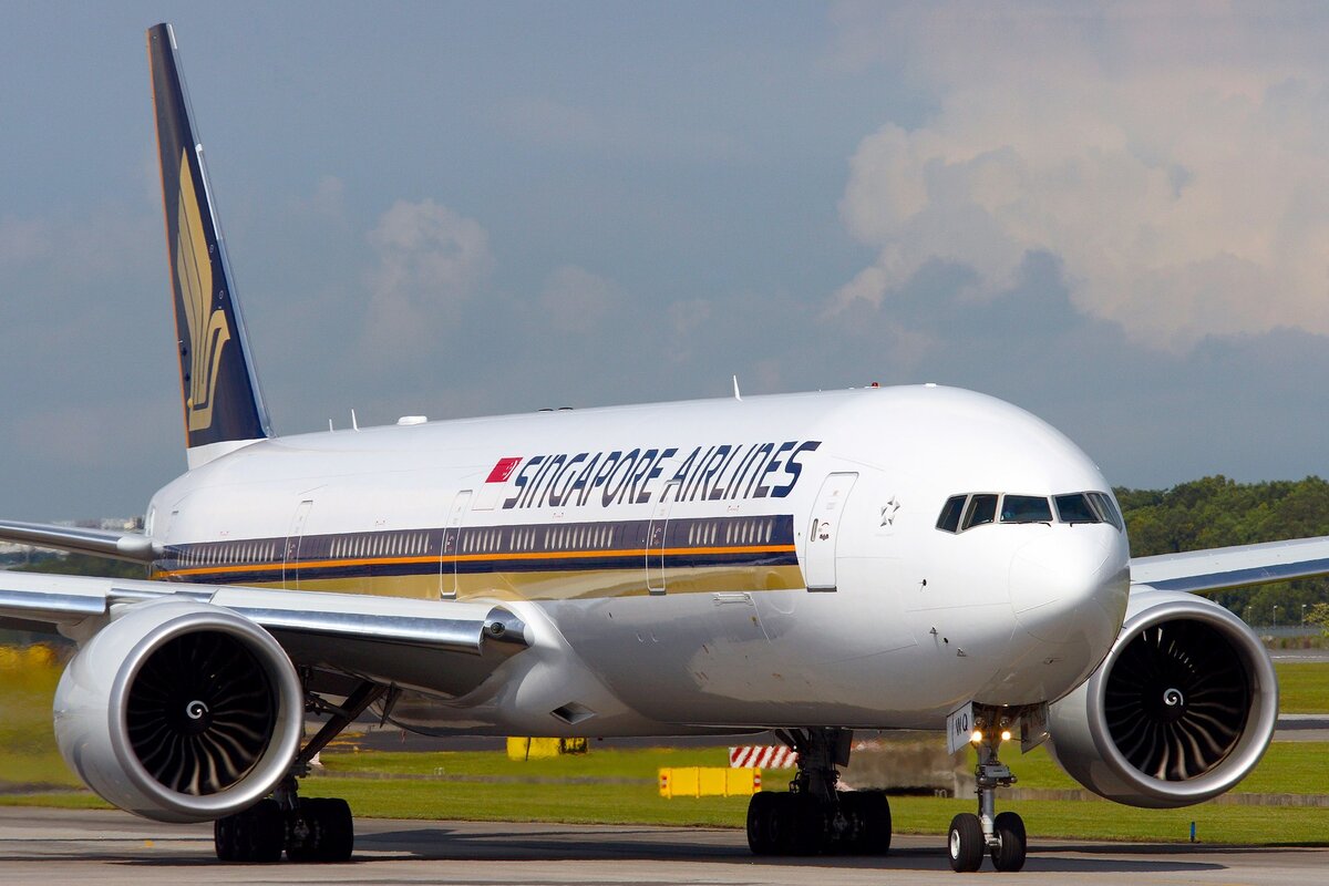 Самолет сингапурских авиалиний. Боинг 777 300 er. Авиакомпания Singapore Airlines. Boeing 777-300er. Авиакомпания Сингапурские авиалинии.