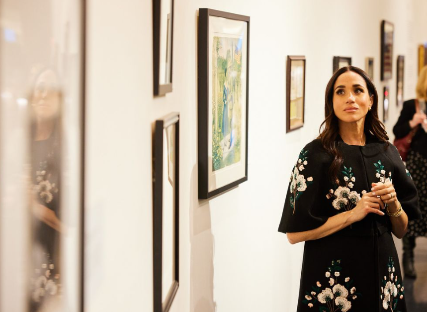 Меган Маркл на художественной выставке (источник фото: elle.com, Matt Sayles/thekinseycollection/Instagram (владелец компания Meta признана в России экстремистской и запрещена))