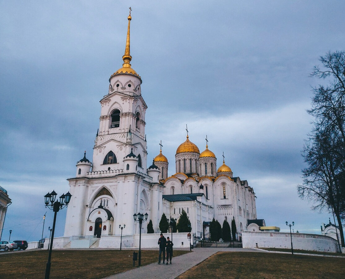 Храм возведён из белого камня — для его строительства были приглашены лучшие мастера из разных стран