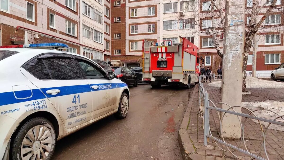     В Ижевске сотрудники ГИБДД и МЧС 5 апреля провели рейд, во время которого проверили, может ли пожарная техника заехать во дворы. Водителям-нарушителям выписали штрафы. Об этом корреспонденту Udm-info рассказали в обоих ведомствах.