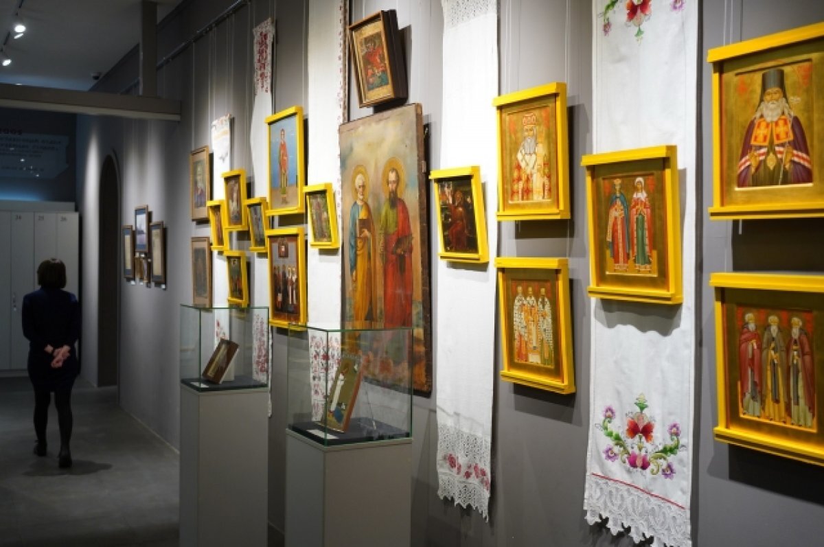   Ещё на выставке представлены иконы ХIX века и современные.