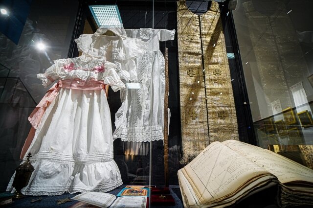   На выставке можно увидеть церковную утварь для крещения и праздничную одежду. Фото: Иркутский областной краеведческий музей