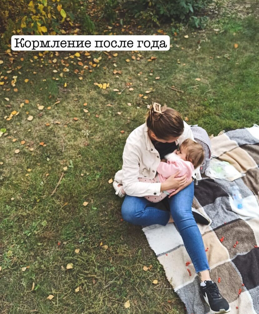 Вероника кушает в парке