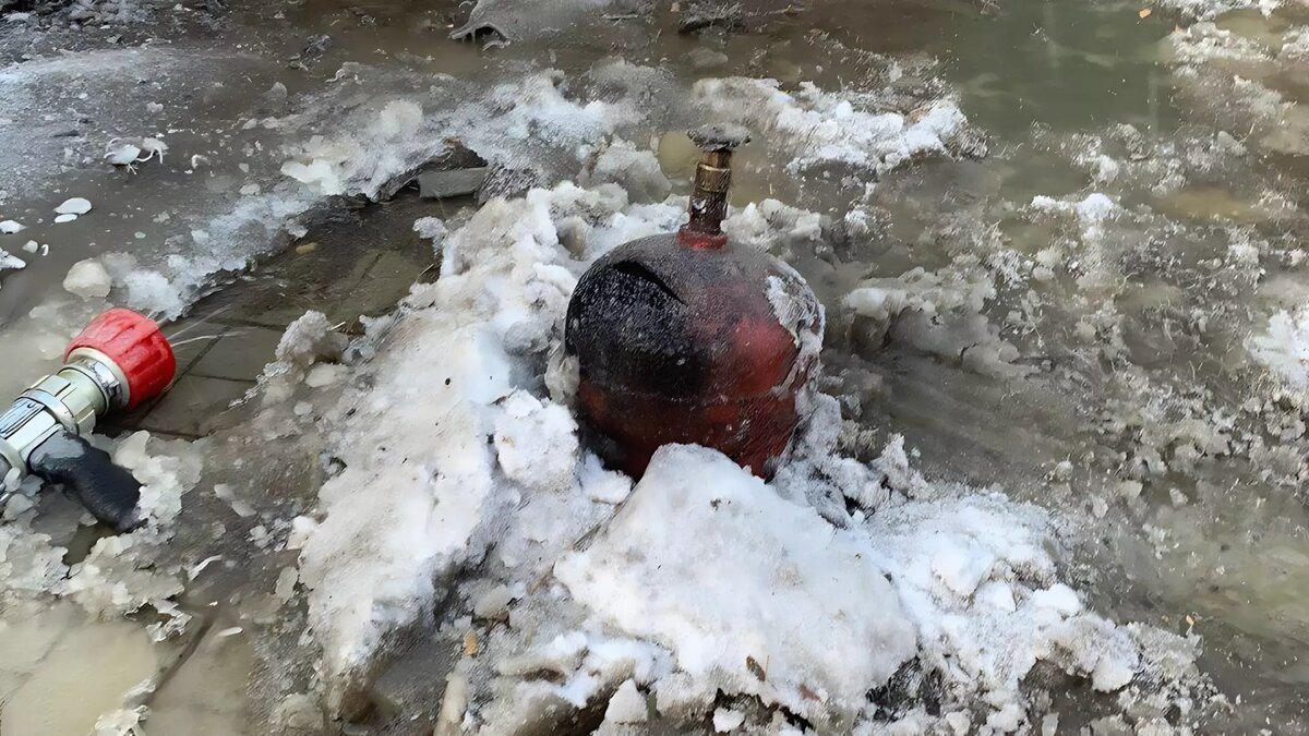     Житель Омской области заправил бытовые баллоны газом для автомобилей, устройство взорвалось в жилом доме, теперь мужчине грозит уголовное наказание.