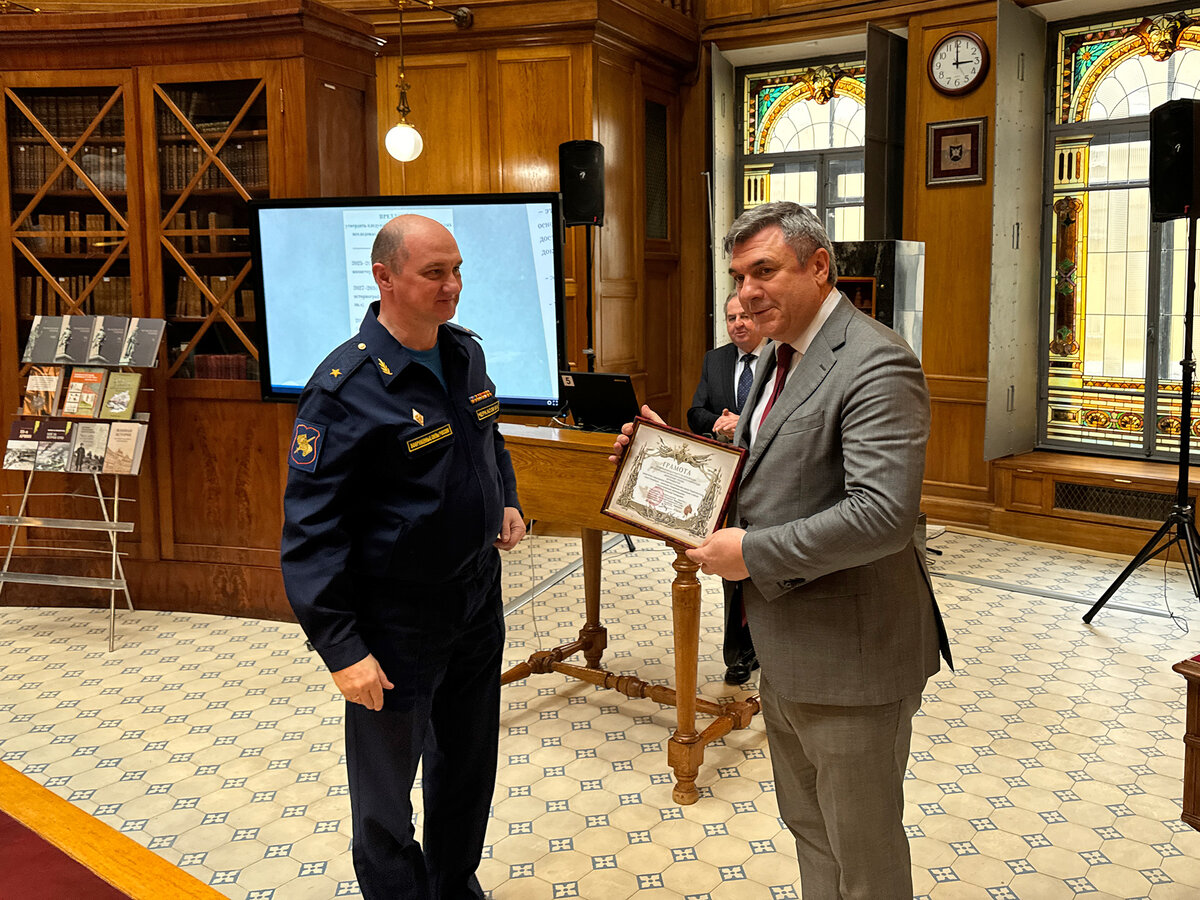 Генерал-майор Владислав Черкасов вручил грамоту ВНК ВС РФ Вячеславу Калганову