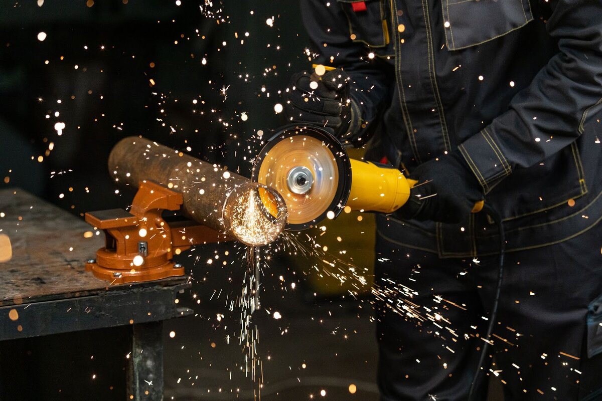 Хороший результат резки металла складывается не только из опыта мастера, надежного инструмента и типа сырья. Большую роль играет качественная оснастка для УШМ.-6