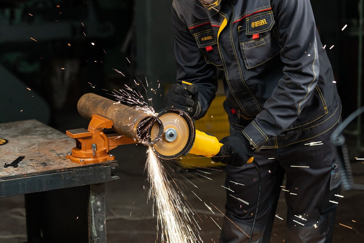 Хороший результат резки металла складывается не только из опыта мастера, надежного инструмента и типа сырья. Большую роль играет качественная оснастка для УШМ.-3