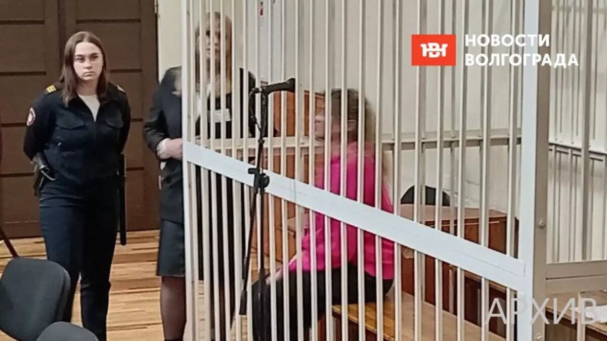     Прокуратура запросила для Алены Агафоновой год исправительных работ и запрет на блогерскую деятельность за щекотание груди Родины-матери. Адвокат девушки призвал правоохранителей быть снисходительнее и не лишать ее единственного источника заработка, сообщает издание «НовостиВолгограда.ру» из суда.