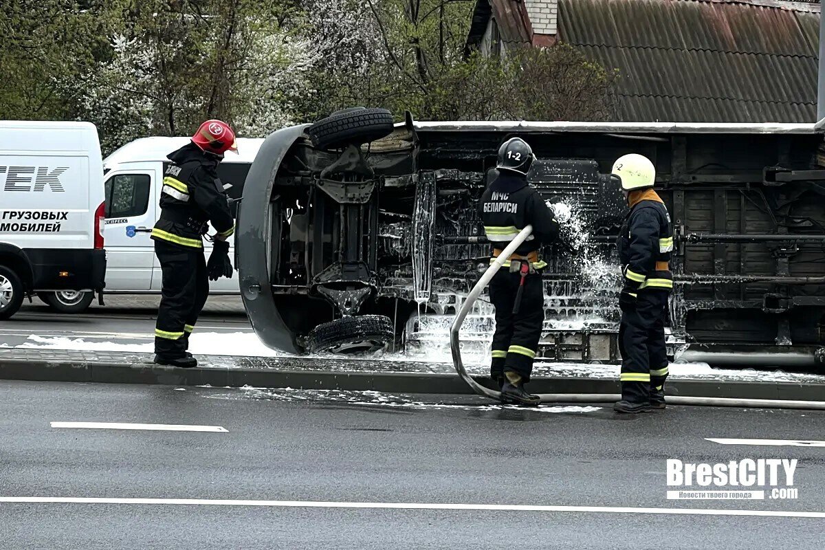 В Бресте опрокинулась маршрутка с 7 пассажирами. Несовершеннолетнюю девочку  забрали в больницу — Видео | Telegraf - Новости | Дзен