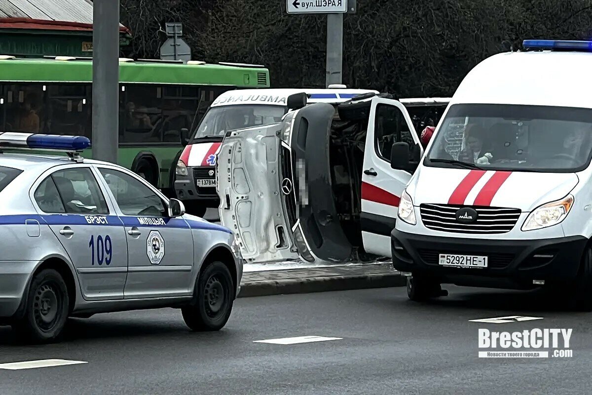 В Бресте опрокинулась маршрутка с 7 пассажирами. Несовершеннолетнюю девочку забрали в больницу