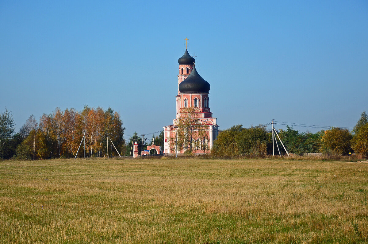 Крестовоздвиженская церковь в селе Сокольниково была построена в 1847-1855 годах.