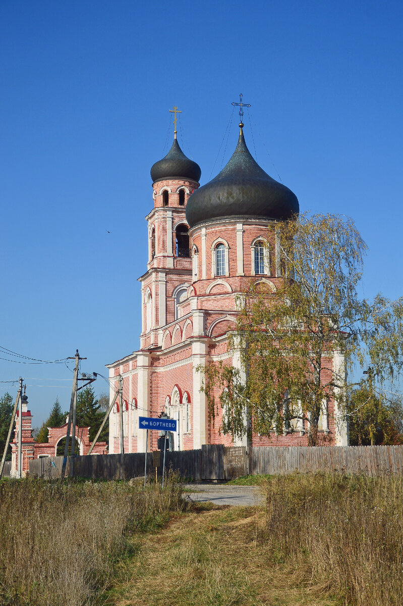 Крестовоздвиженская церковь в селе Сокольниково была построена в 1847-1855 годах.-2