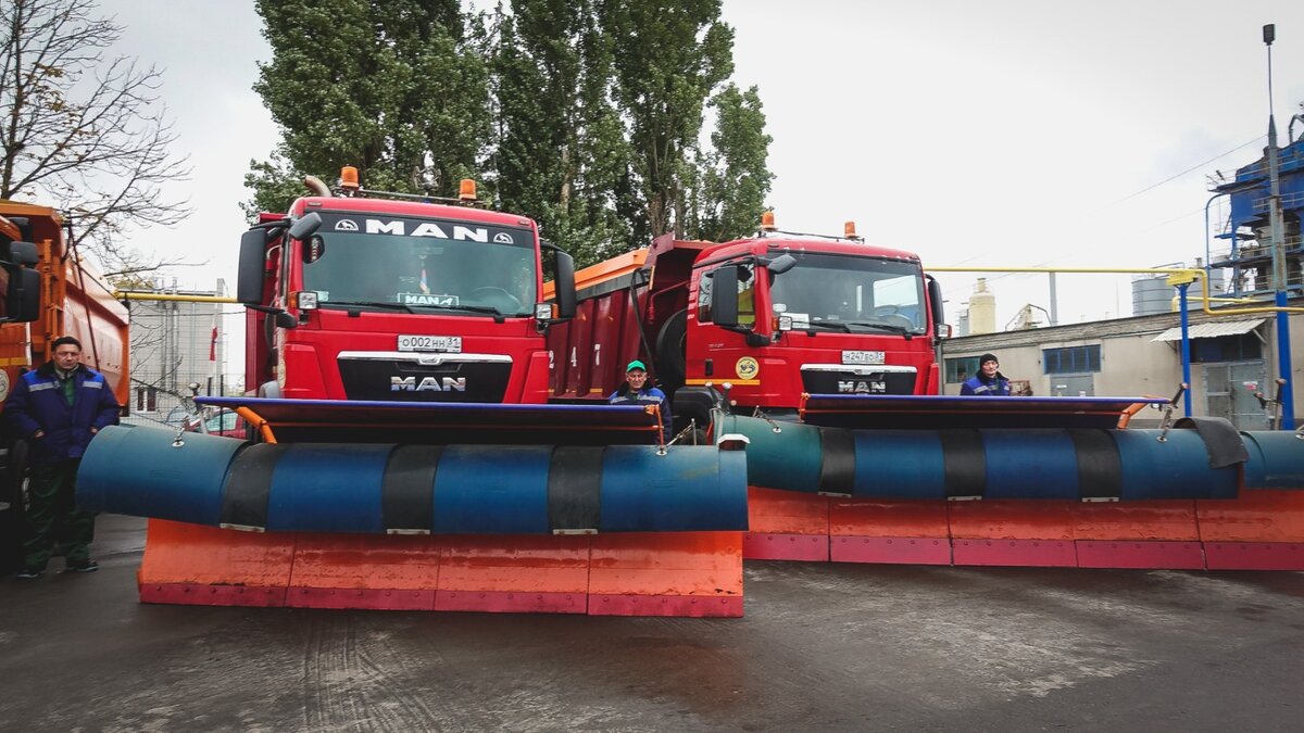     В Спасске-Дальнем приводят в порядок улицы — с наступлением тёплых дней на уборку выходит спецтехника.