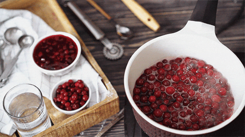 Клюква обладает антибактериальным, противовоспалительным и спазмолитическим действием, в общем, идеальна для мочеполовой системы. Кисленький морс должен присутствовать в вашем доме на постоянной основе. Но если вам сильно лень его постоянно варить, то можно заменить морс БАДами с экстрактом клюквы (GIF: Pinterest)