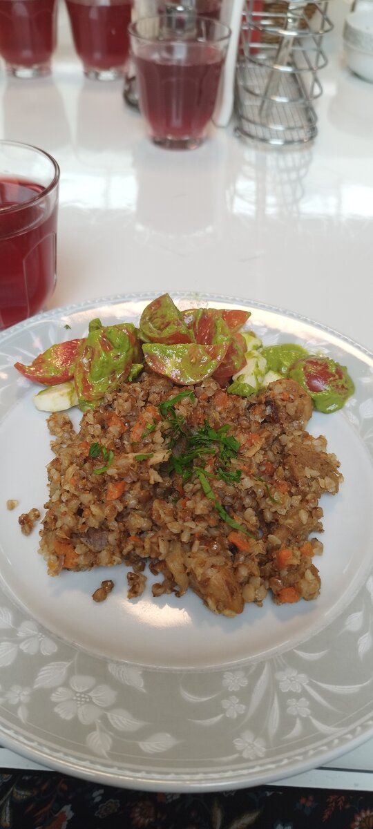 Греча показалась суховатой, но я ее вообще не люблю, а вот мясо было очень сочным. А-ля капрезе пробовала впервые. Притом, что не особо люблю помидоры и сыр моцарелла, мне понравилось. Соседка по столу сказала, что соус песто - не совсем песто, но нам, не знатокам, было вполне себе песто) Да и в таком состоянии меня водой можно кормить - я не замечу разницы... 