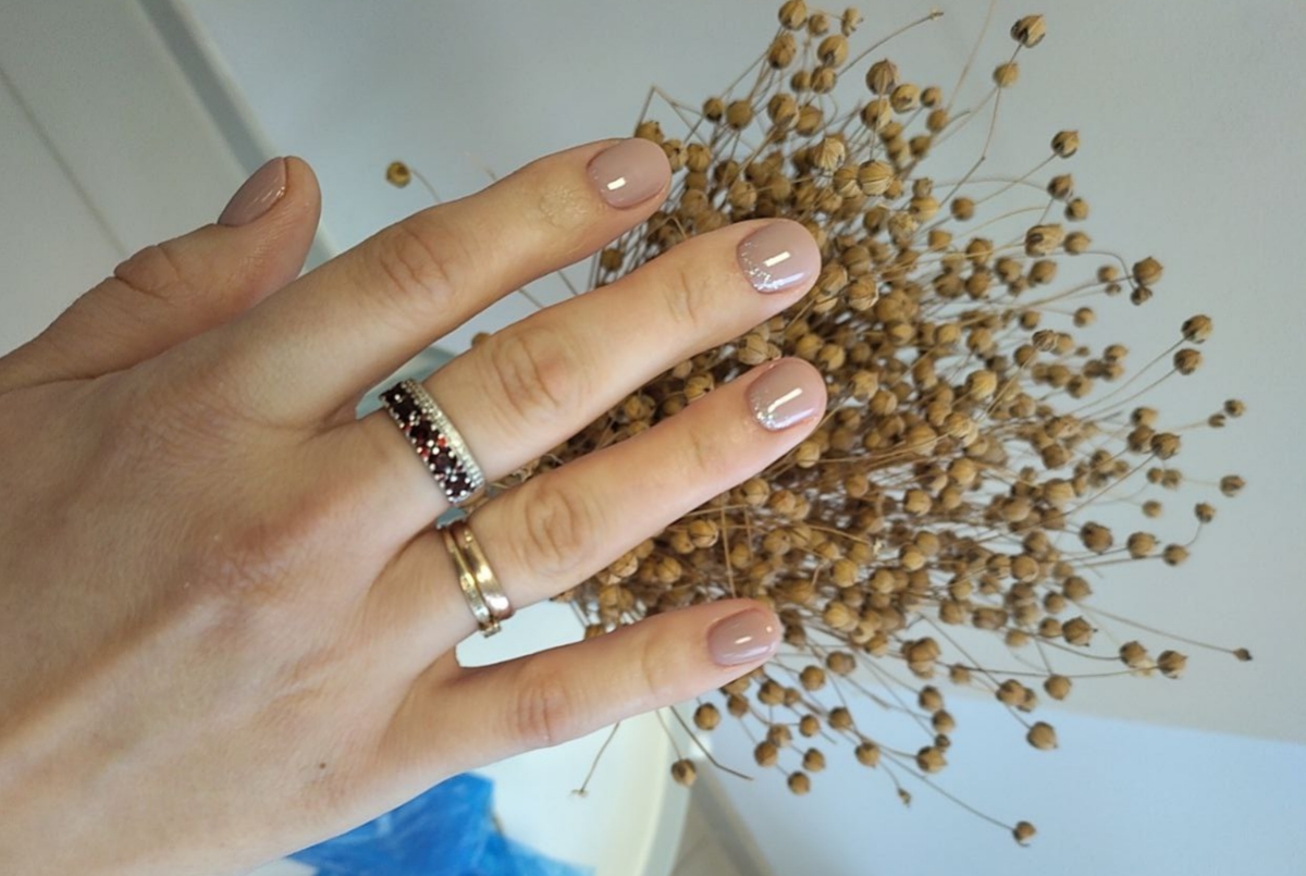 Долгое время носила только короткие из-за ломкости.