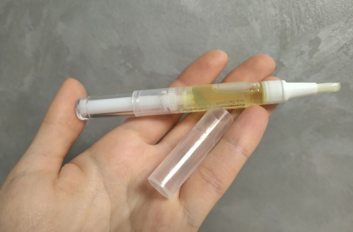 Масло с кисточкой для кутикулы.