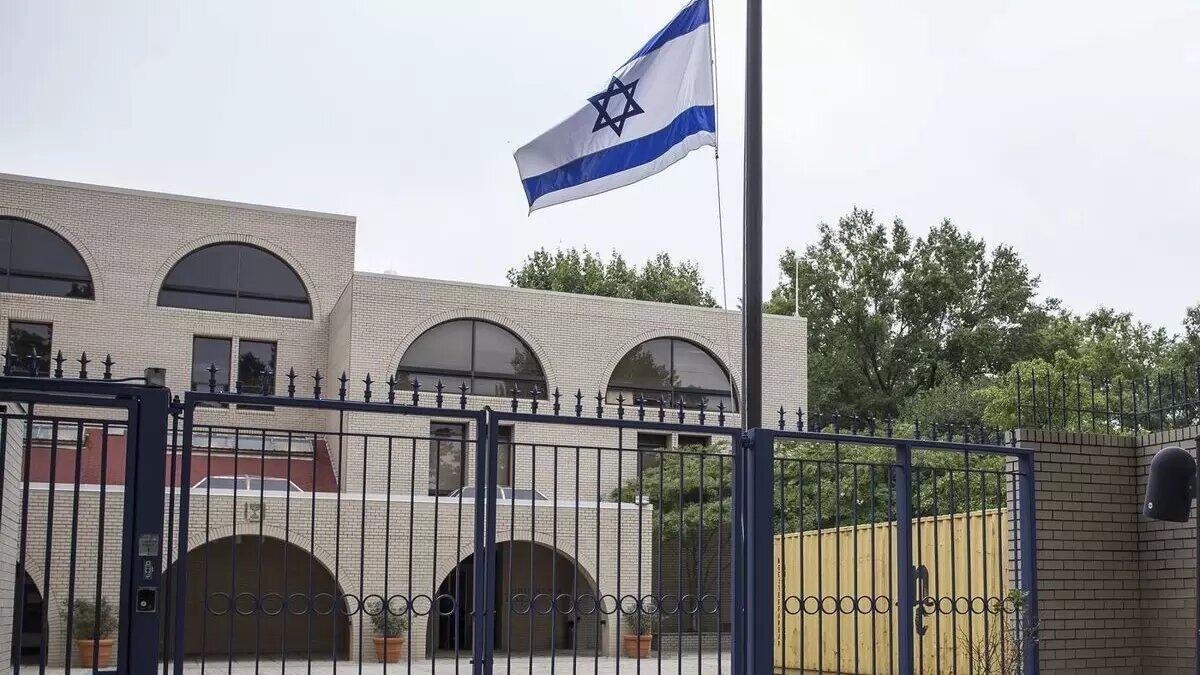     Из соображений безопасности Израиль временно закроет по всему миру 28 посольств. Такое решение приняли МИД этой страны и Служба общей безопасности (ШАБАК).