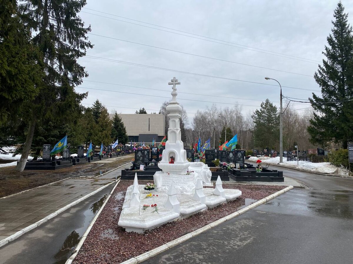 Аллея на Николо-Архангельском кладбище "сотрудникам органов госбезопасноти, погибшим при исполнении служебного долга" 