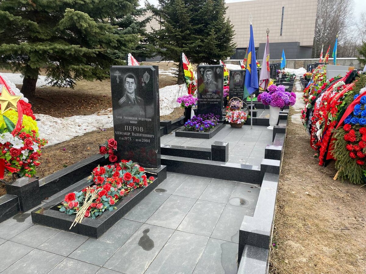 Даже после смерти, они остались в одном строю.