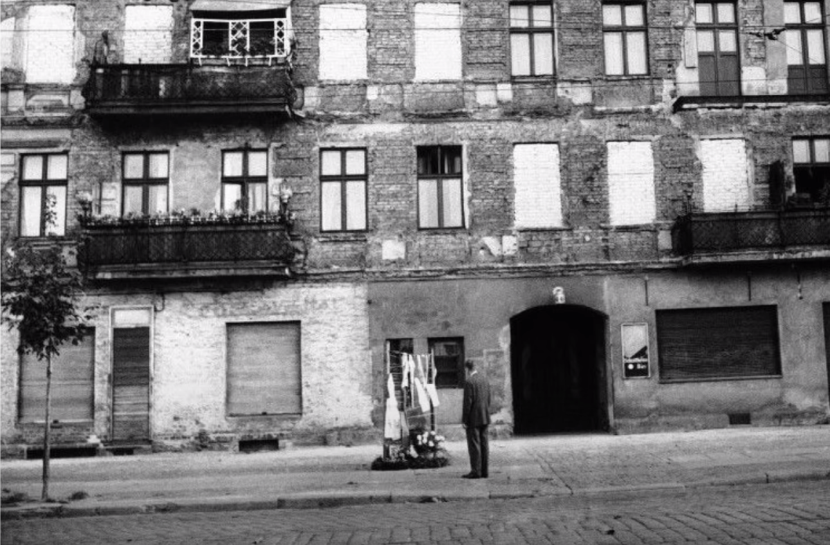 Замурованные окна и двери дома.