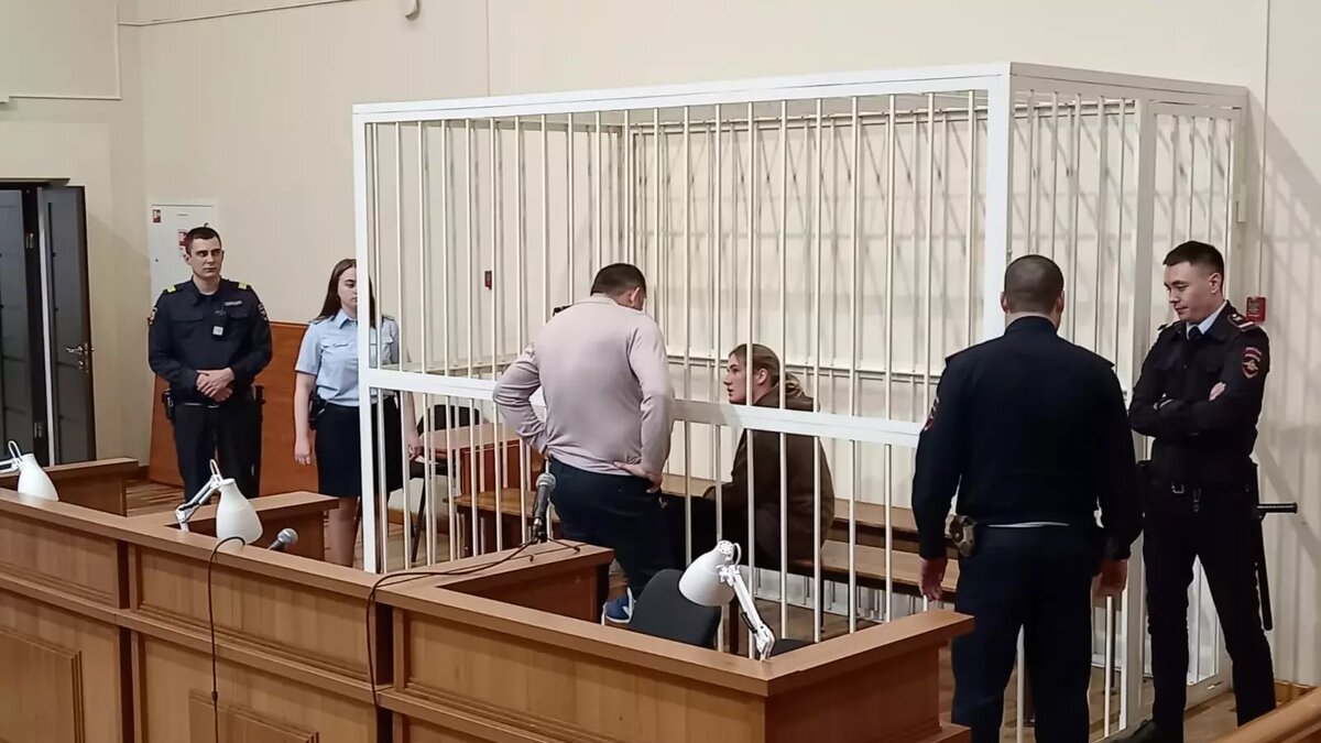     Суд приговорил блогершу Алену Агафонову к принудительным работам за реабилитацию нацизма. Именно так правоохранители расценили ее шуточное щекотание Родины-матери в Волгограде на видео. Девушка во время заседания расплакалась, сообщает корреспондент издания «НовостиВолгограда.ру» с места событий.