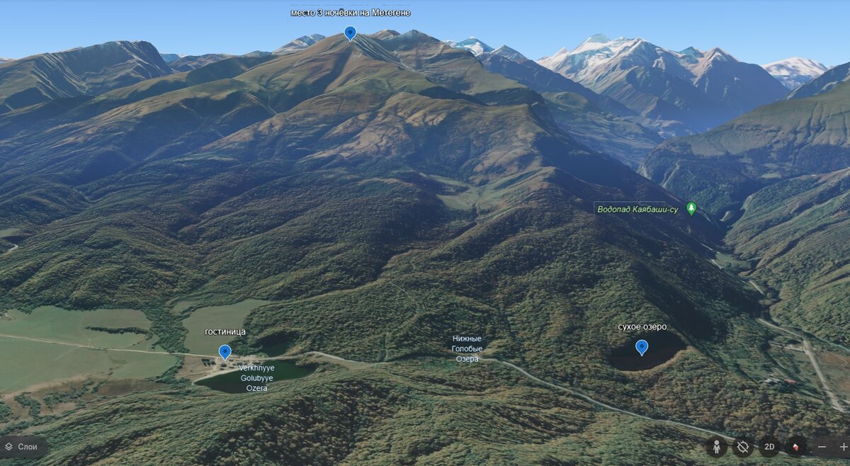 Панорама с гостиницей, озёрами и горой Метеген 