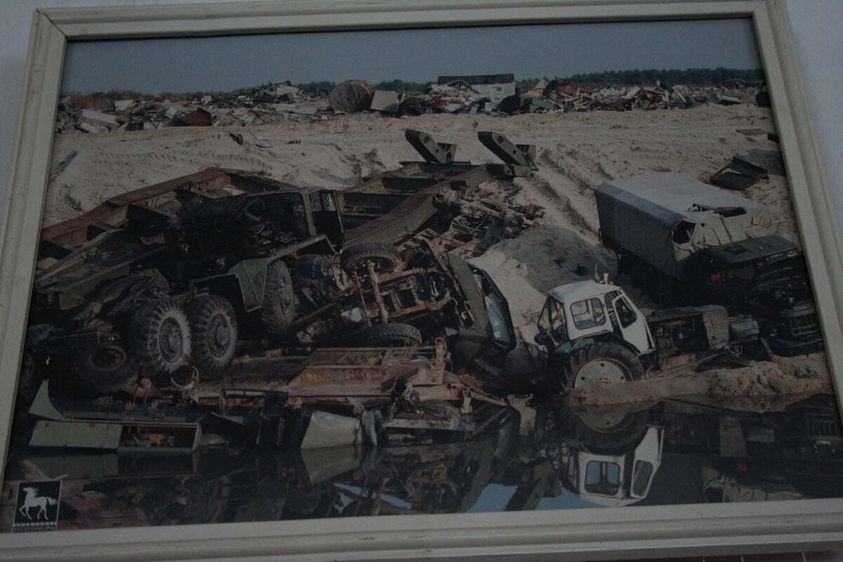 То самое фото в магазине -так и висит в рамочке - его гостям показывают