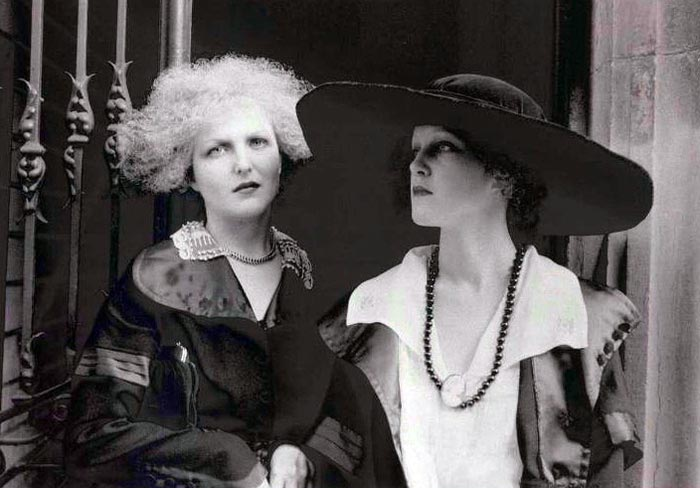 Елена Соловей и Наталья Лебле в фильме "Нечаянные радости"