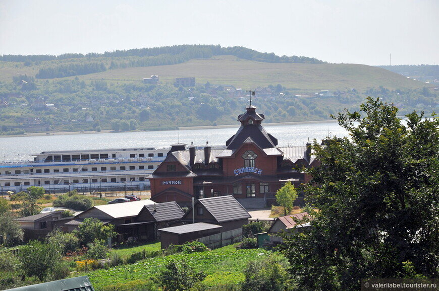 Элегантный фасад вокзала привлекает внимание. Он был заложен в XIX веке. Изначально Речной вокзал был построен как транспортный узел для пассажиров и грузов, следующих на остров и обратно © Валерия Белоусова