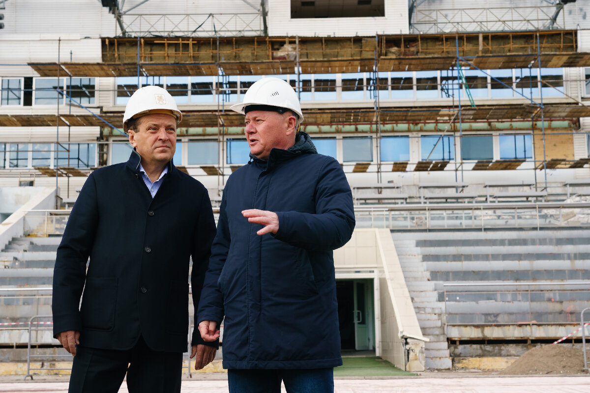 Сегодняшним прохладным утром проинспектировать работы на стадионе прибыл мэр Казани Ильсур Метшин. Фото: © Салават Камалетдинов / «Татар-информ»