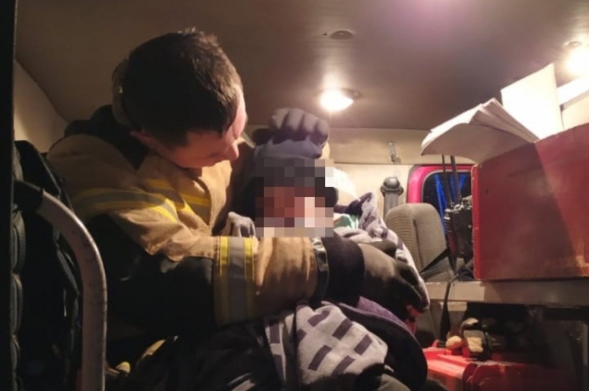    На пожаре в квартире дома на Тельмана спасли женщину и девочку