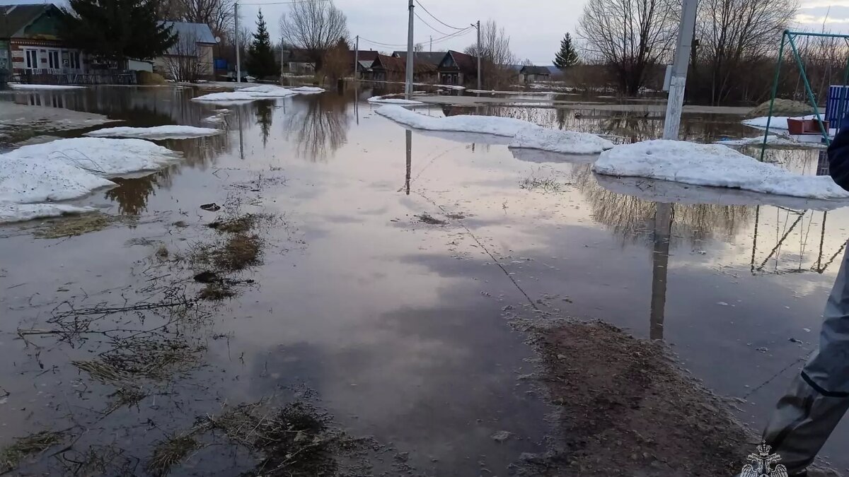     Весна в Татарстане традиционно принесла с собой большую воду, а вместе с ней и серьезные проблемы. В некоторых районах под воду ушли целые улицы и дороги, из-за паводков затопило дворы и мосты. Что происходит в республике — в материале Inkazan.