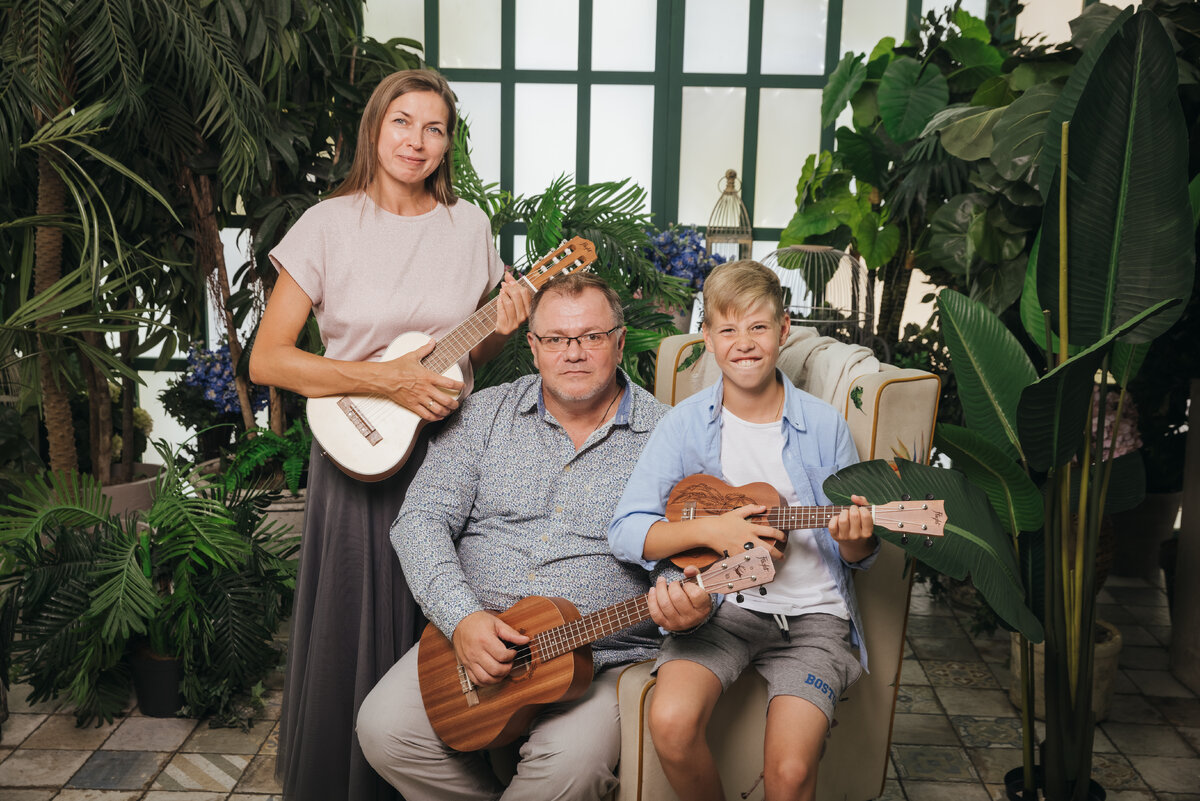 Игра на укулеле - это прекрасный досуг для всей семьи!