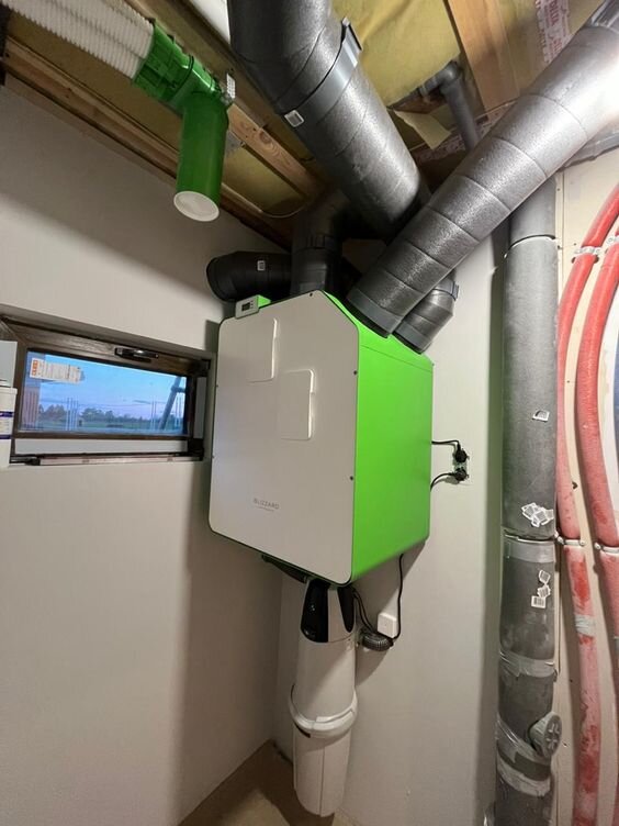 На фото двухконтурная приточно-вытяжная система вентиляции с рекуперацией тепла Blizzard L2 DP 2ZH - самая тихая и первая в мире двухконтурная вентустановка. Под ней - силовой блок системы центрального пылеудаления Blizzard V1 M30. Фото предоставлено инженерной компанией СТОВЕНТ г. Москва