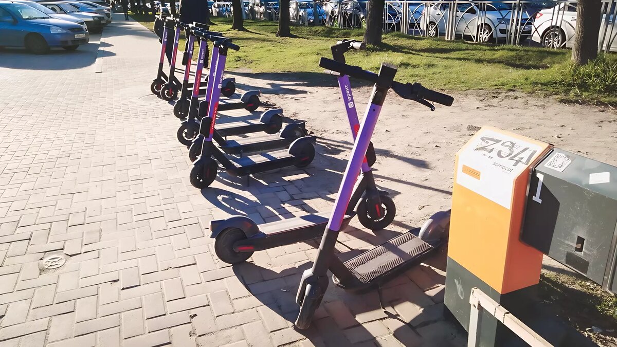     С началом сезона сотрудники ДПС решили выяснить, как к ездящим на самокатах относятся пешеходы, а заодно выяснить, что думают о пешеходах ездящие.