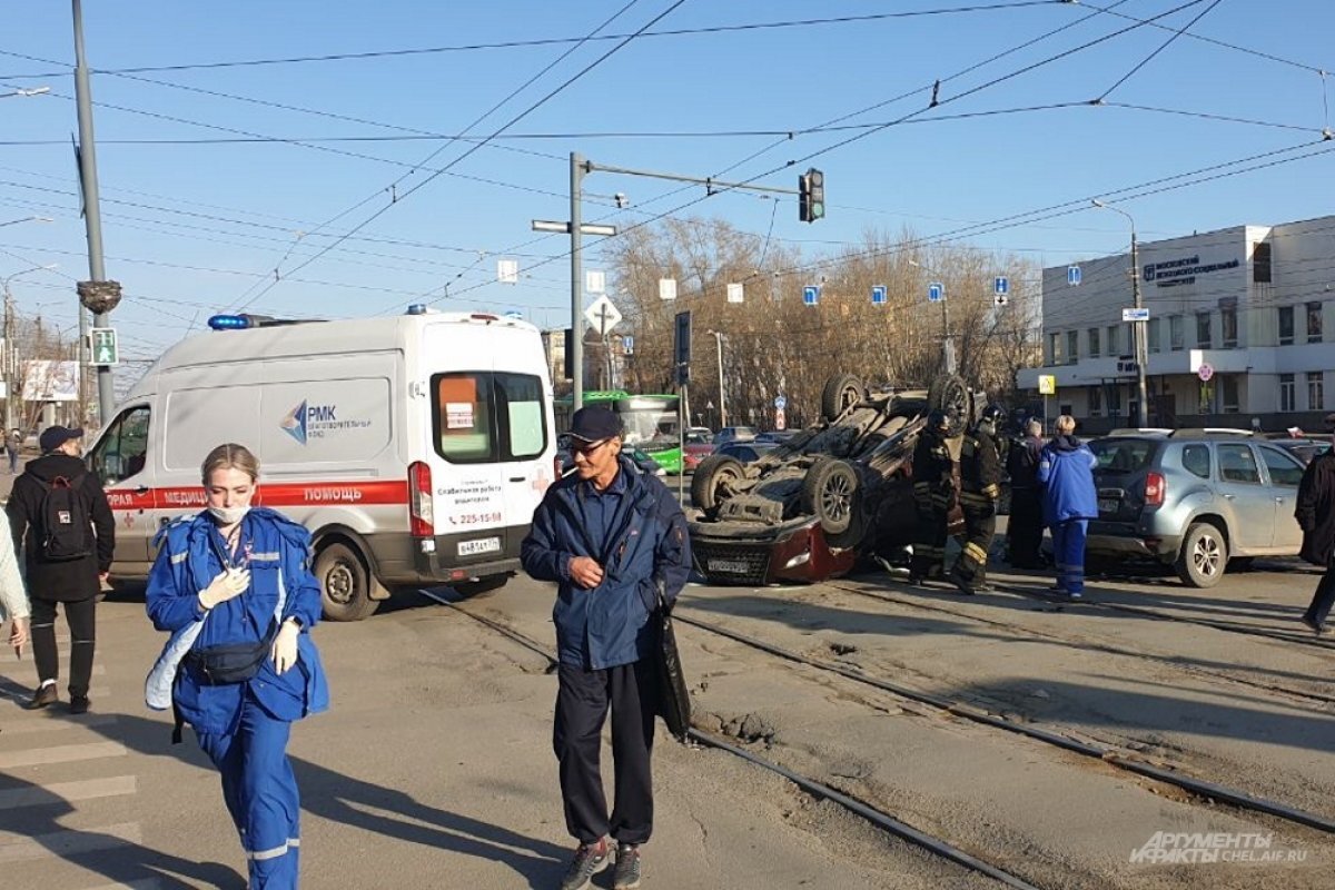 Легковушка опрокинулась на крышу после ДТП на челябинском перекрёстке |  АиФ-Челябинск | Дзен