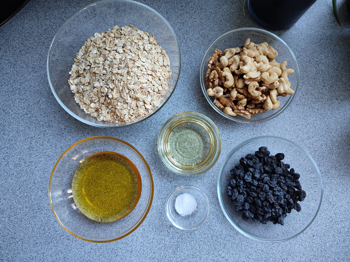 Можно добавить сушеные ягоды, бананы, яблоки, подсолнечные или тыквенные семечки, кунжут. Я взяла три вида орехов – грецкие, фундук и кешью.