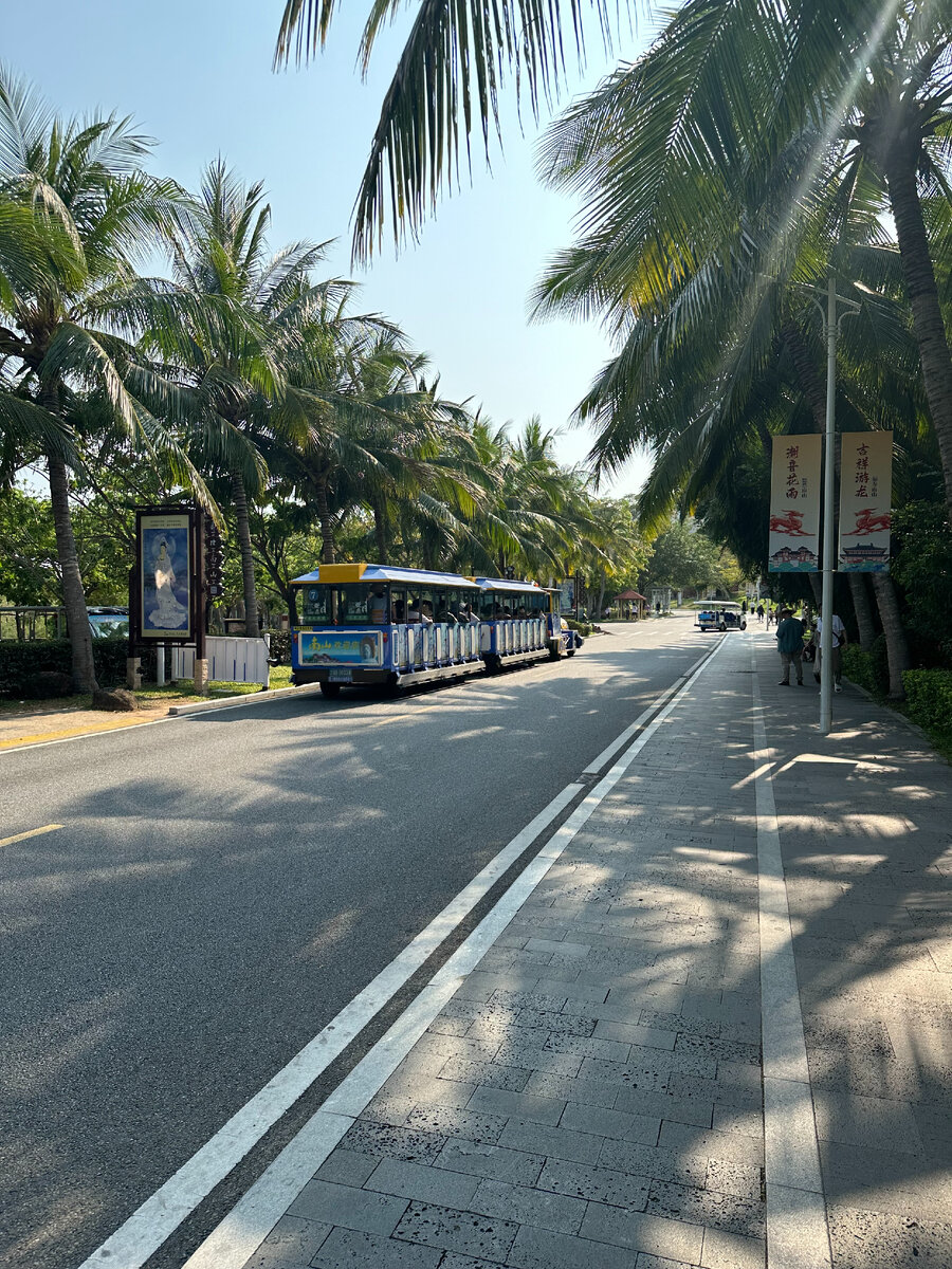 Паровозик объезжает весь парк