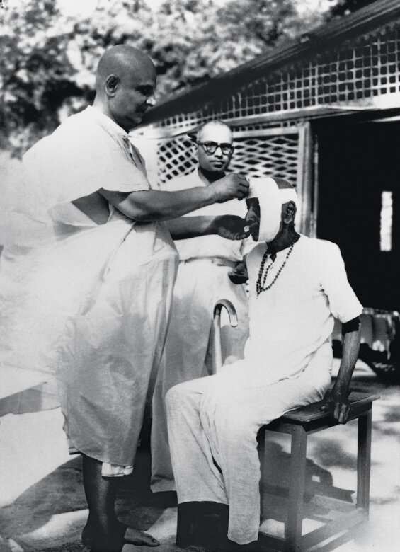 Свами Шивананда лечит пациента. Фото: sivanandaonline.org