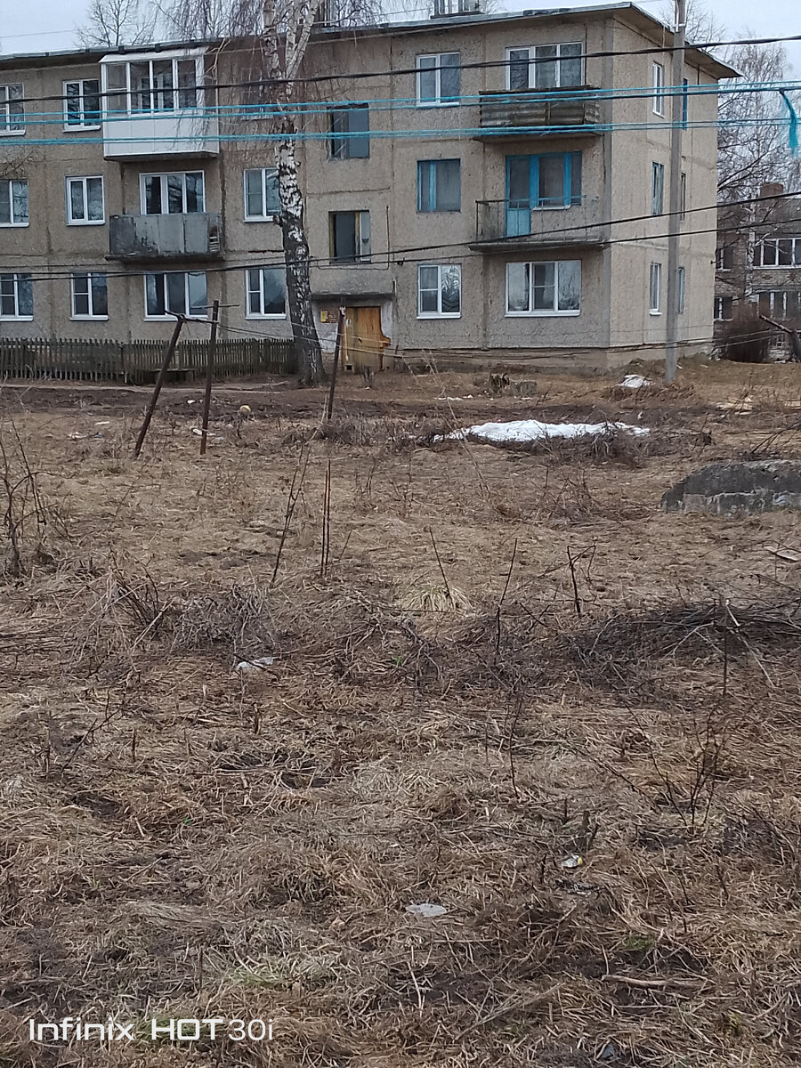 5 апреля. Около нашего подъезда. 