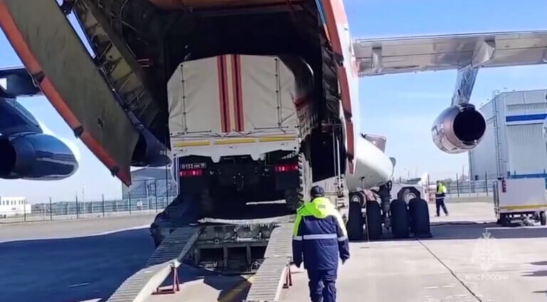    В Орск вылетели два самолета Ил-76 МЧС России с группировкой спасателей и техникой Андрей Севостьянов