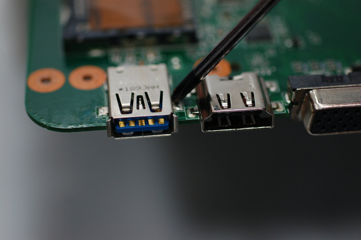 https://upload.wikimedia.org/wikipedia/commons/a/a1/USB_port_solder_points_on_laptop_motherboard.JPG