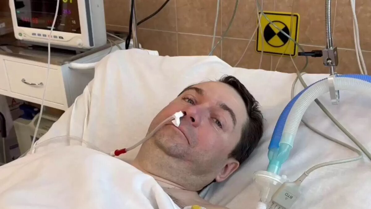     Прооперированного после покушения губернатора Мурманской области Андрея Чибиса (на фото) перевозят для дальнейшего лечения в Мурманскую областную клиническую больницу. Его транспортируют санавиацией.