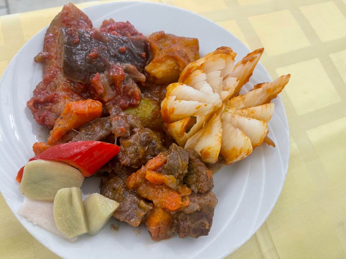 Маринованные баклажаны, чеснок и рагу. А лук я вообще обожаю).