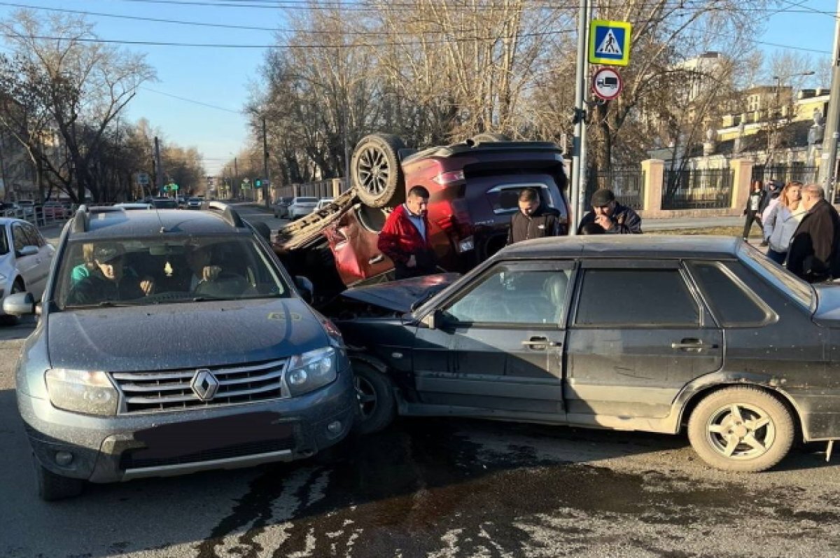    Два человека пострадали в массовом ДТП на перекрёстке в Челябинске