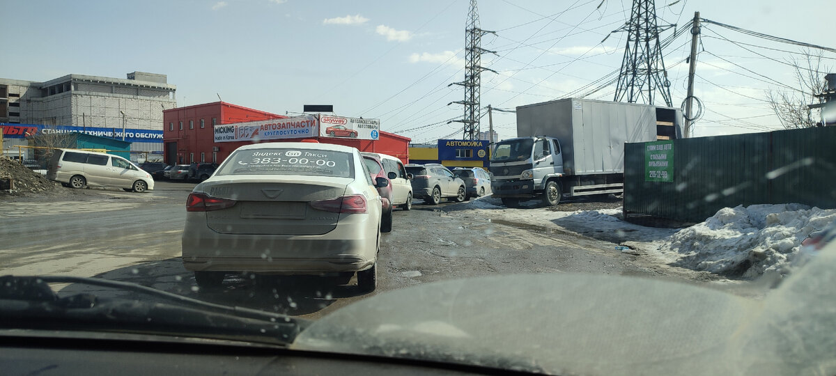 Автомойка - это то синее с желтым здание, так что можно оценить какая большая была очередь 😊